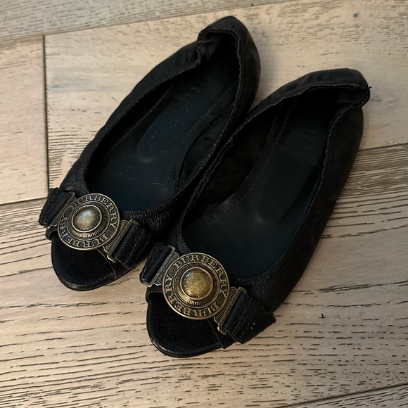 BURBERRY BLACK MEDALLION LOGO PEEP TOE LEATHER FLATS MADE IN ITALY SIZE 37 / 7 - Picture 5 of 12
